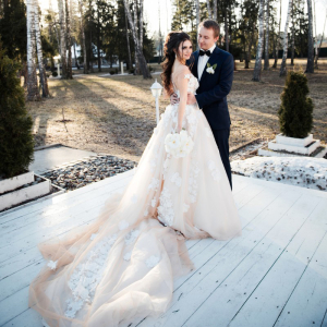 Платье невесты и костюм жениха. Тенденции 2019