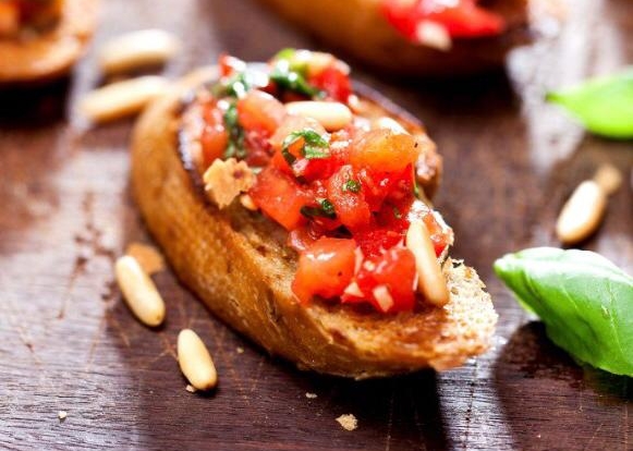 Брускетта с печеным перцем и сыром