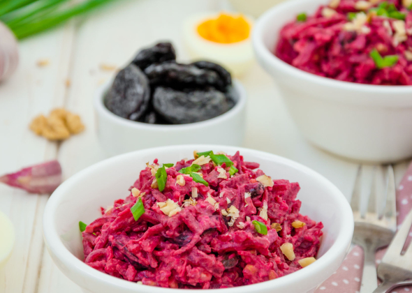Салат из варёной свёклы с сыром, яйцами и черносливом