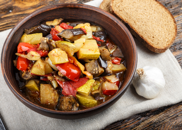 Баклажаны, тушенные с помидорами