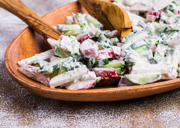 Салат с редисом, творогом и огурцом