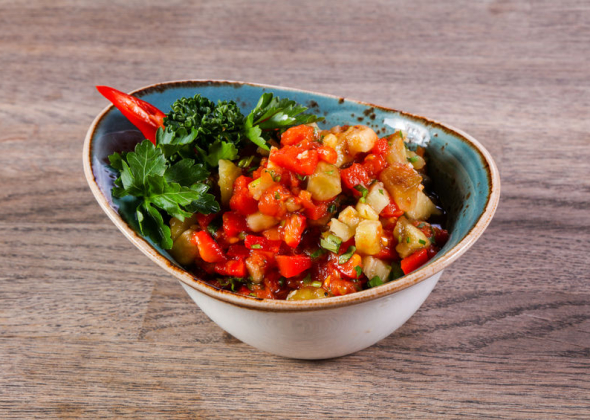 Азиатский салат из хрустящих баклажанов с помидорами