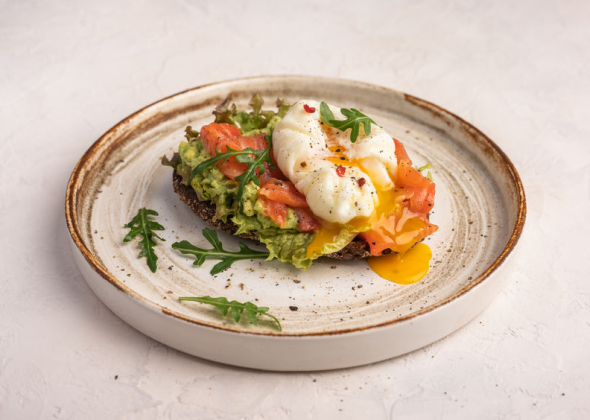 Тосты с лососем, авокадо и яйцом пашот 