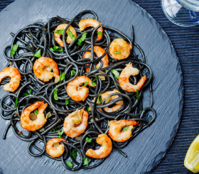 Рецепт дня: чёрная паста с креветками