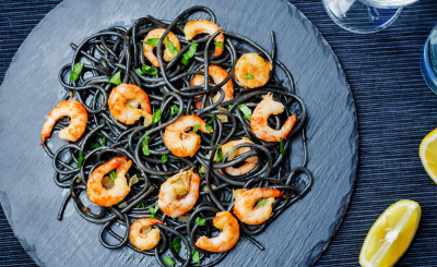 Рецепт дня: чёрная паста с креветками