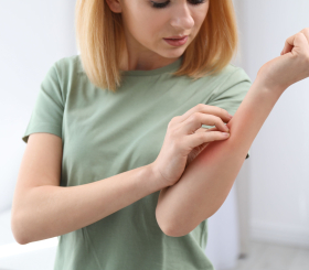 Чешутся руки: примета или признак заболевания?