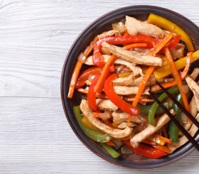 Рецепт дня: фунчоза с курицей и овощами