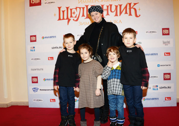 Мария Кожевникова с сыновьями:  Legion-media - Радио Romantika