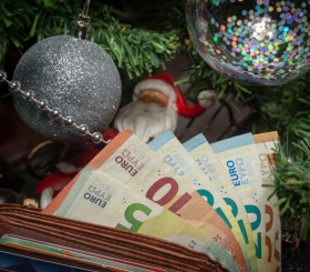 Россияне ждут корпоративы и повышение зарплаты