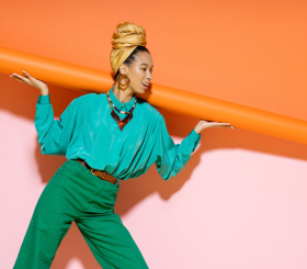 Тренды в 2025 году: яркие цвета, броши и цепочки